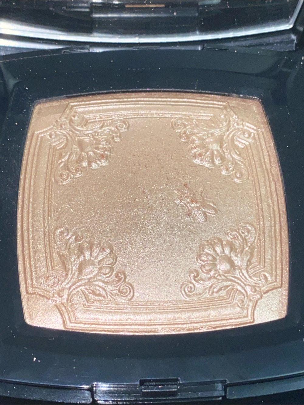 CHANEL exclusive edition New Illuminating Powder Compact - Golden Beige Glow - Picture 3 of 8